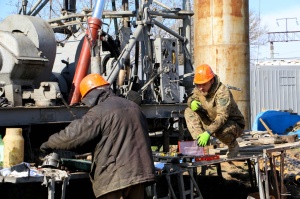 Идет ремонт артезианской скважины в станице Тбилисской