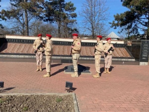Сегодня на Посту № 1 свою вахту памяти приняли юнармейцы из учеников МБОУ «СОШ № 1»