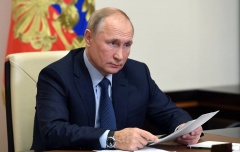 Владимир Путин подписал указы о единовременной выплате пенсионерам в 10 тыс. рублей