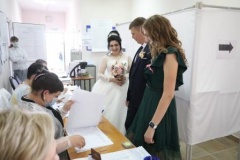 Жених с невестой пришли на выборы