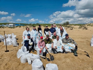 Команда района продолжает уборку мазута на побережье Анапы