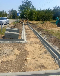 В Песчаном ведётся строительство тротуара