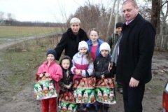 Многодетной семье из Украины, проживающей в Тбилисском районе, вручили гуманитарную помощь