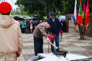 В хуторе Марьинском состоялось торжественное зажжение Вечного Огня у памятника погибшим в годы Великой Отечественной войны