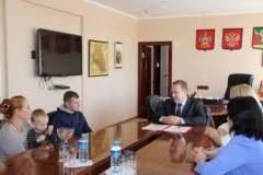 В Тбилисском районе сироты получили ключи от квартир