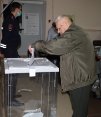 В Тбилисском районе 94-летний ветеран лично прибыл на избирательный участок, чтобы проголосовать