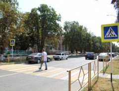 В Тбилисской устанавливают дорожные знаки