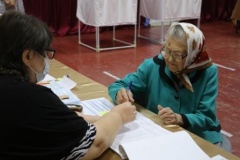 Проголосовал самый пожилой избиратель Тбилисского района