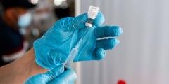 Среди вакцинированных россиян разыграют по 100 тысяч рублей