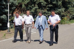 Владислав Серый знакомится с сотрудниками предприятий Тбилисского района