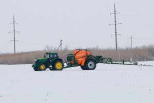 На полях Тбилисского района проводят агротехнические работы