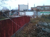 Магазин          В.В. Орлова  ул. Первомайская, 41 «А»,  не демонтированы обгоревшие конструкции павильона, ограждение имеет неприглядный вид, рейка после рекламы не снята