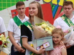 Выпускники прощаются со школой 