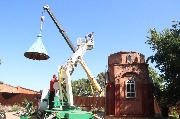 В станице Тбилисской на часовне, расположенной в парке имени сотни Андрея Гречишкина, установили новый купол с крестом