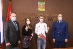 В Тбилисском районе детям-сиротам вручили ключи от квартир