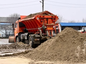 В Тбилисском районе продолжается обработка дорог