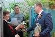 Евгений Ильин поздравляет ветеранов труда