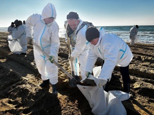 Команда района продолжает уборку мазута на побережье Анапы