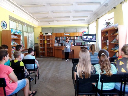 Кинопоказ российского исторического фильма о первом выходе человека в открытый космос 