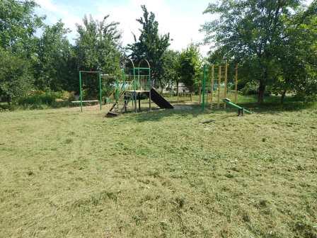 В Тбилисской продолжают скашивать сорную растительность