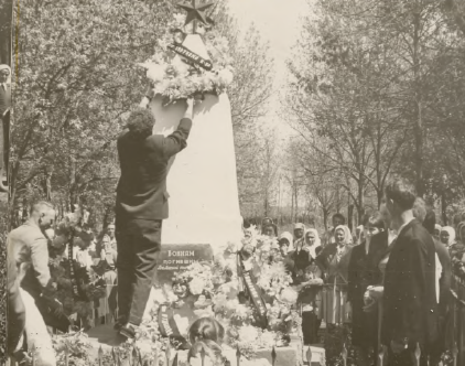 Братская могила погибших в ВОВ х. Песчаный 1969 или 1970 гг.