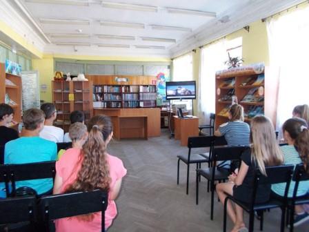 Кинопоказ российского исторического фильма о первом выходе человека в открытый космос 