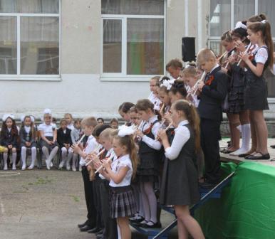 Почти 5 тысяч тбилисских школьников приняли участие в торжественных линейках, посвященных Дню Победы