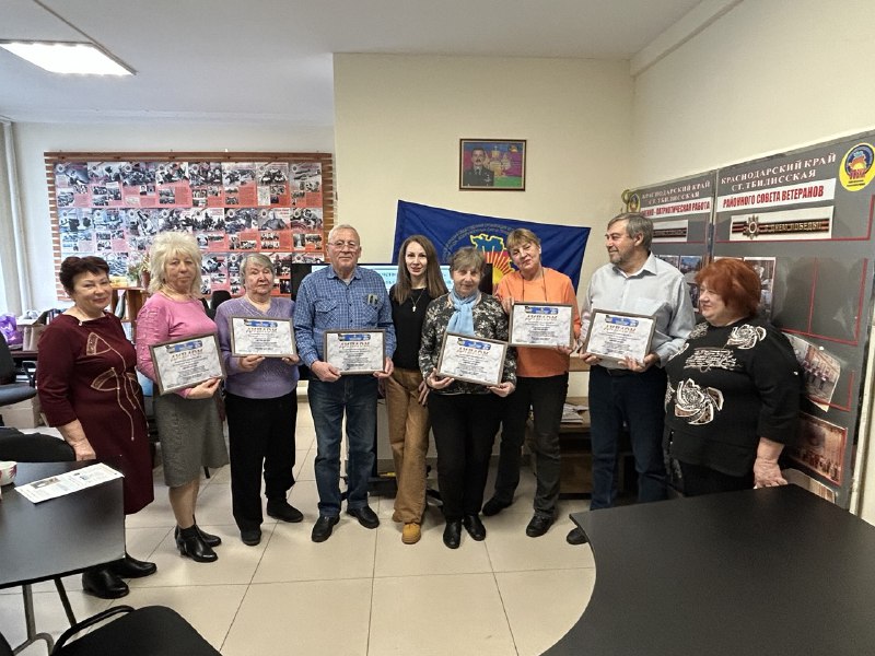 Четвертая группа пенсионеров завершила обучение мобильной грамотности