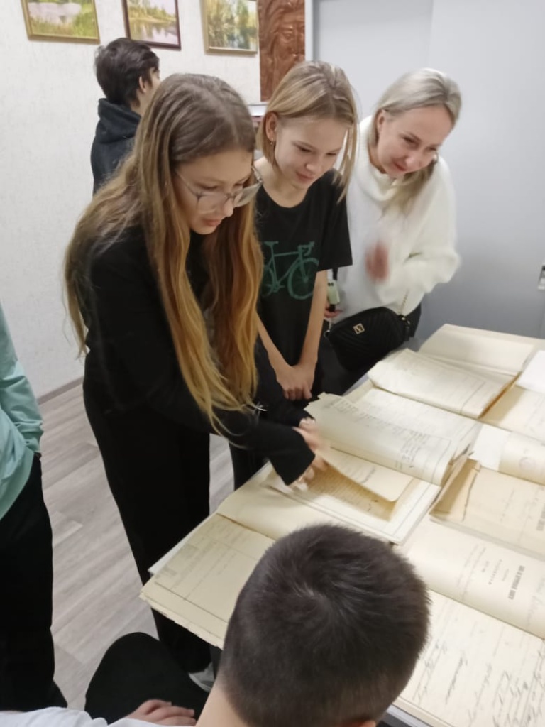 В дни школьных каникул в муниципальном архиве побывали учащиеся казачьего класса тбилисской средней школы № 5 