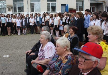 Почти 5 тысяч тбилисских школьников приняли участие в торжественных линейках, посвященных Дню Победы