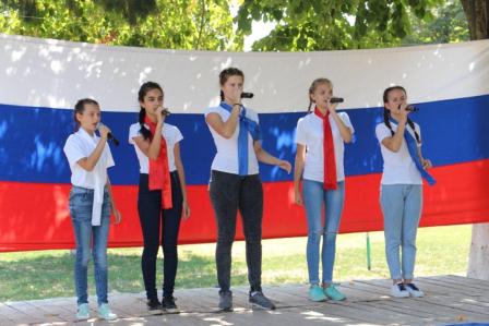 Флешмоб, посвященный Дню флага России, прошел в Тбилисском районе