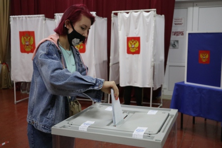 Впервые голосующим тбилиссцам вручают яркие флешки-браслеты