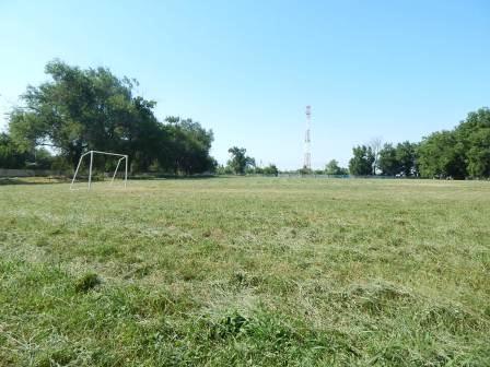 В Тбилисской на игровых площадках покосили траву