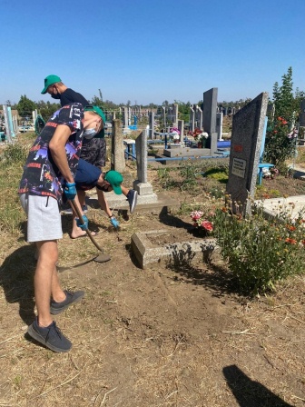 В Тбилисском районе добровольцы привели в порядок могилы участников Великой Отечественной войны