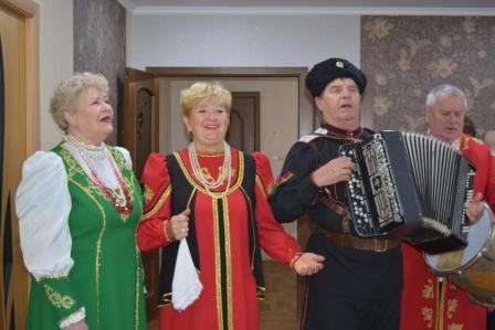 Жительницу хутора Шевченко поздравили с 90-летним юбилеем