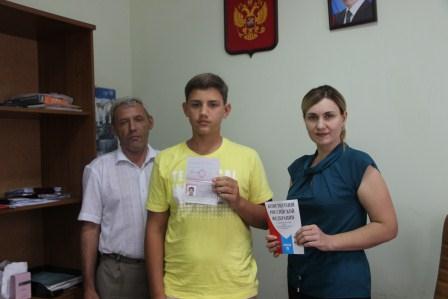 В День флага России 8 тбилисцам вручили паспорта