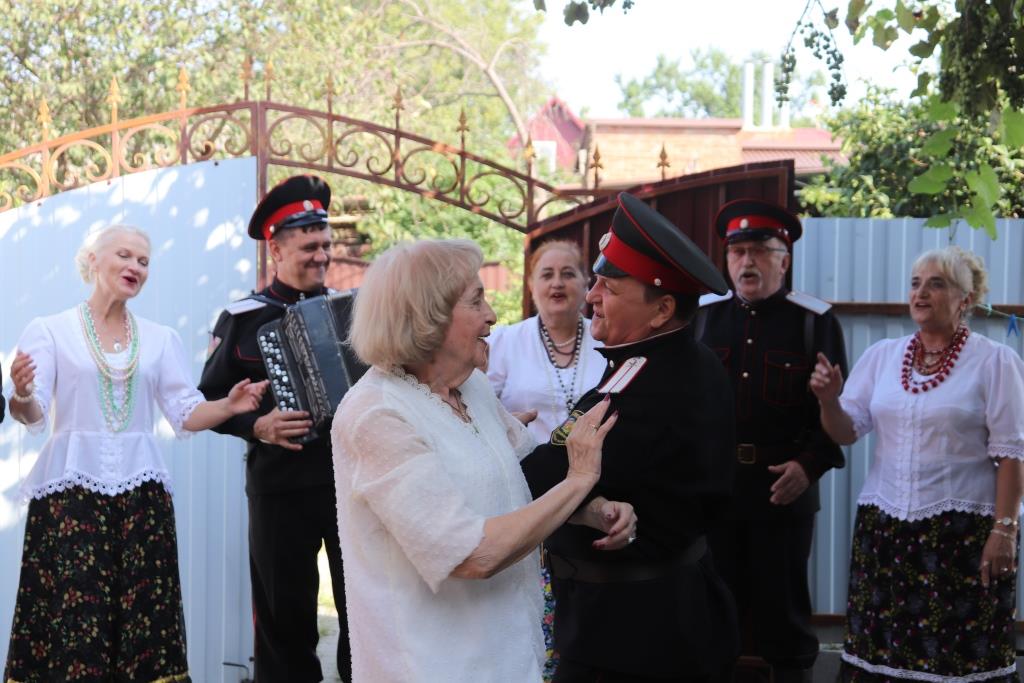 В Тбилисском районе с днём рождения поздравили активную жительницу Киру Викторовну Васильеву