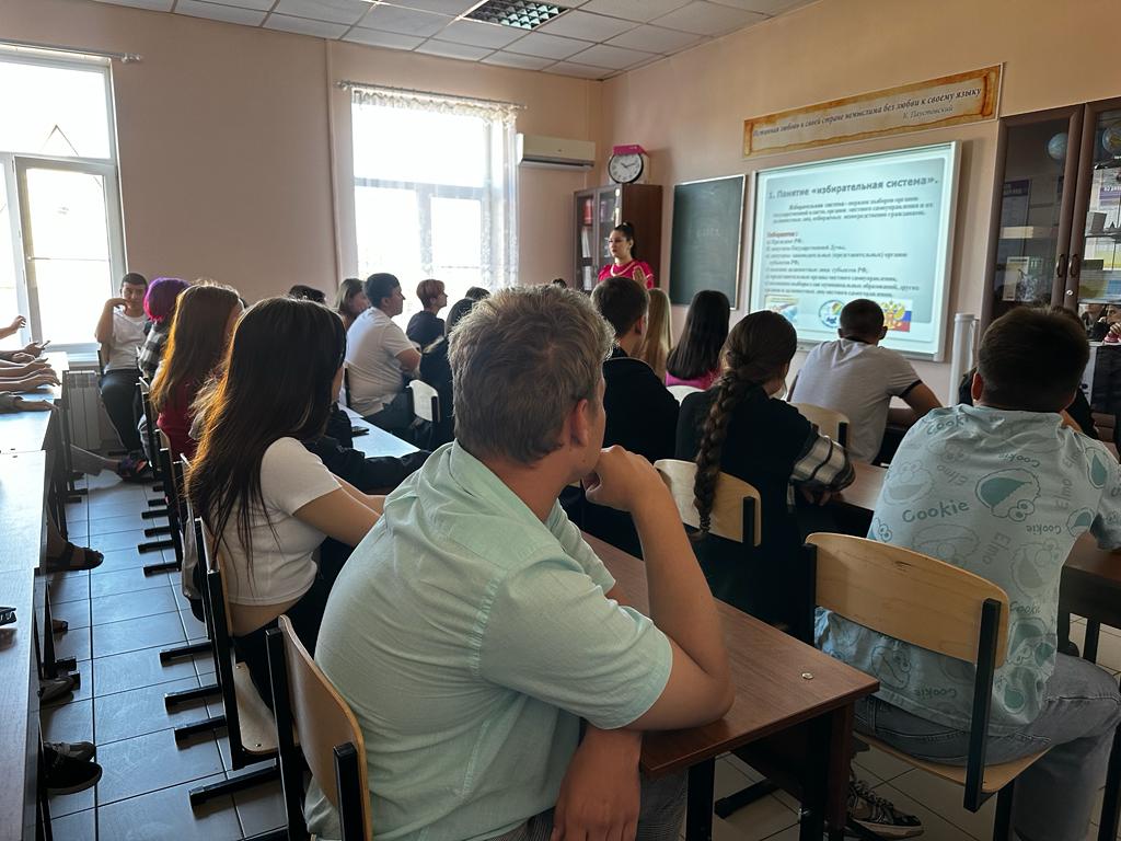 Интеллектуальная беседа со студентами колледжа «Знание» 