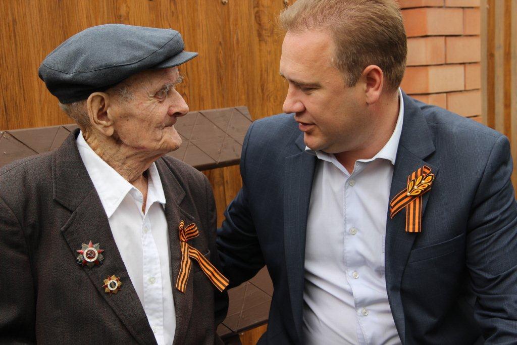 Евгений Ильин и глава Нововладимировского сельского поселения Алексей Стойкин вручили Василию Сторожкову цветы, поздравительные открытки и подарки