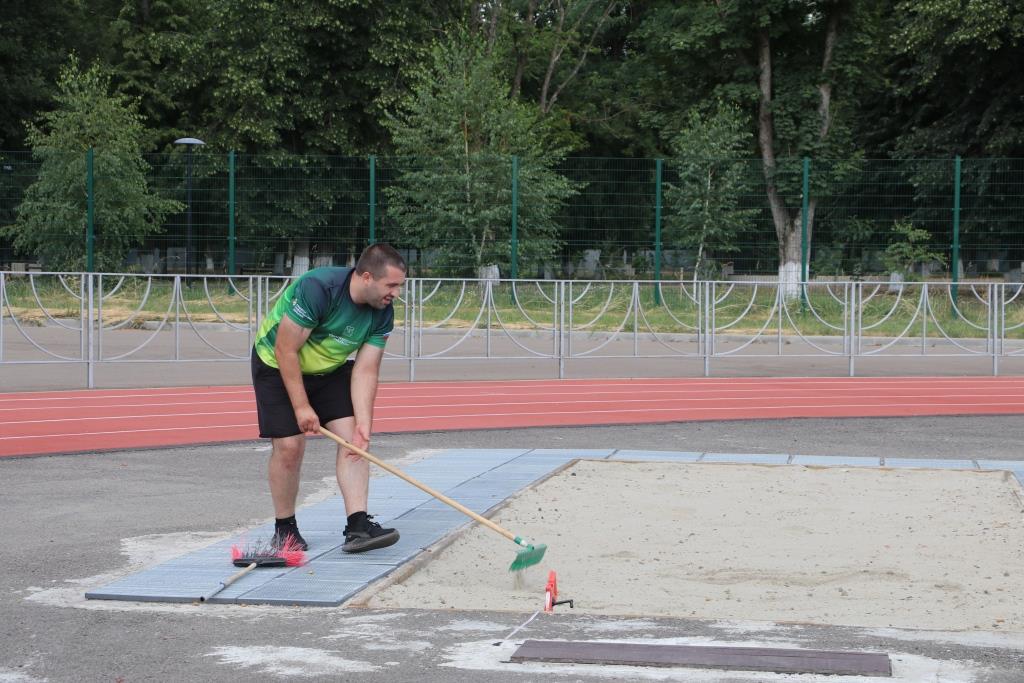 Тренировка по лёгкой атлетике, бегу и прыжкам в длину