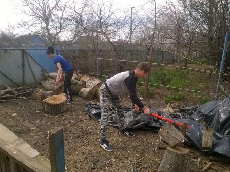 Тимуровцы пришли на помощь старшему поколению