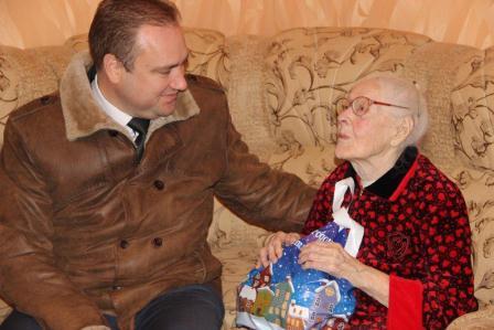 В Тбилисском районе участников ВОв поздравляют с новогодними праздниками