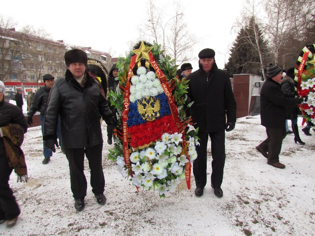 Возложение памятного венка у мемориала Вечный огонь