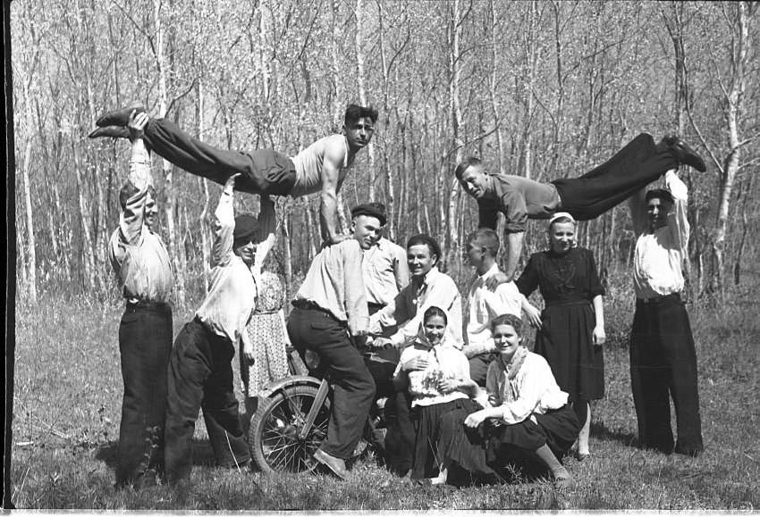 1950-е годы. Так развлекались станичники на маевках
