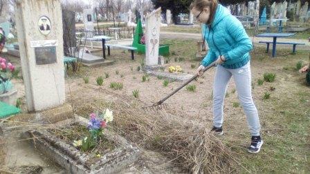 Тимуровцы пришли на помощь старшему поколению