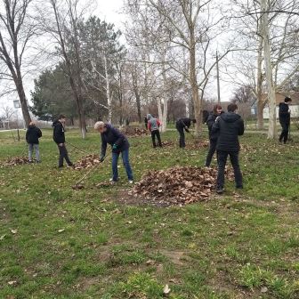 Учащиеся школы навели санитарный порядок на «Аллее Славы»