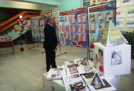 Тематические информационные стенды, книжные выставки