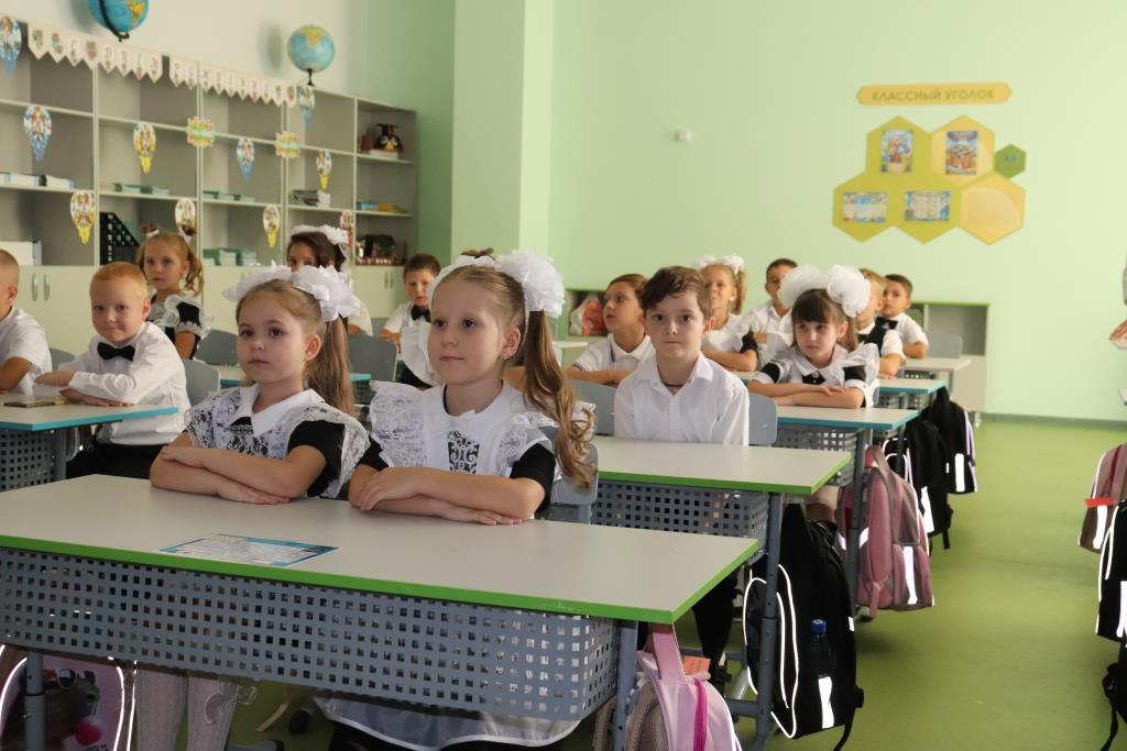 Первоклассникам Тбилисского района вручили портфели