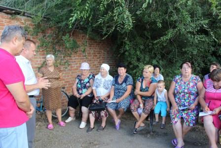 Глава района встретился с жителями хуторов Песчаного поселения