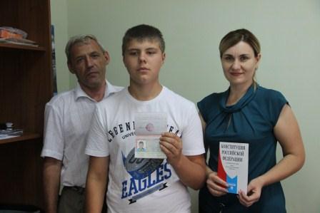 В День флага России 8 тбилисцам вручили паспорта